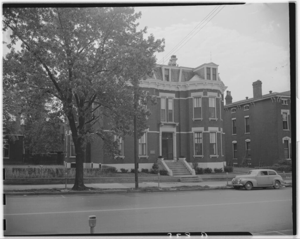 Historic photo of Wayside Hospital and home on N. Broadway in downtown Lexington, Kentucky in 1947.